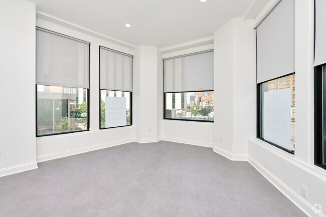 2BR, 1BA - 935SF - Living Room/Dining Room