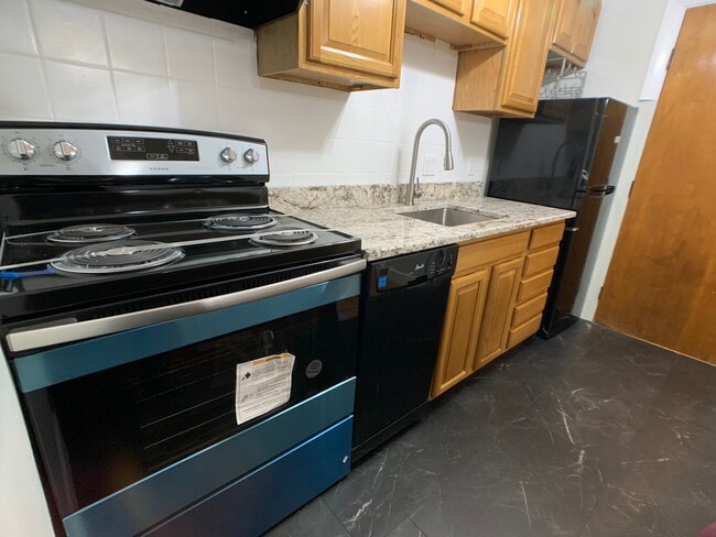 Building Photo - 10 Commonwealth Ct Unit 4