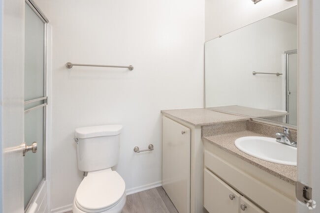 1BR, 1BA - 725SF - Bathroom