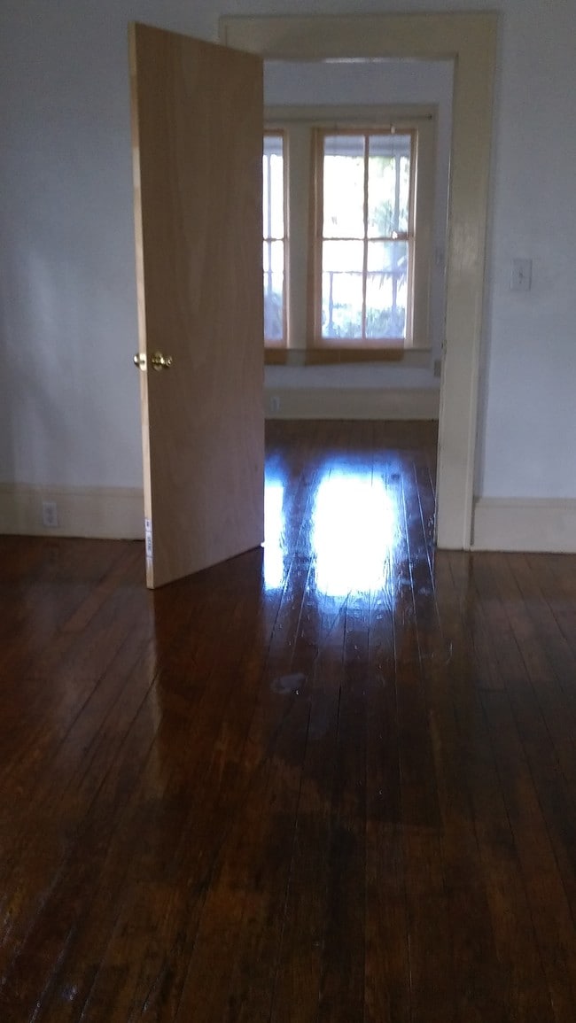 Comedor enorme - 307 NW 15th St