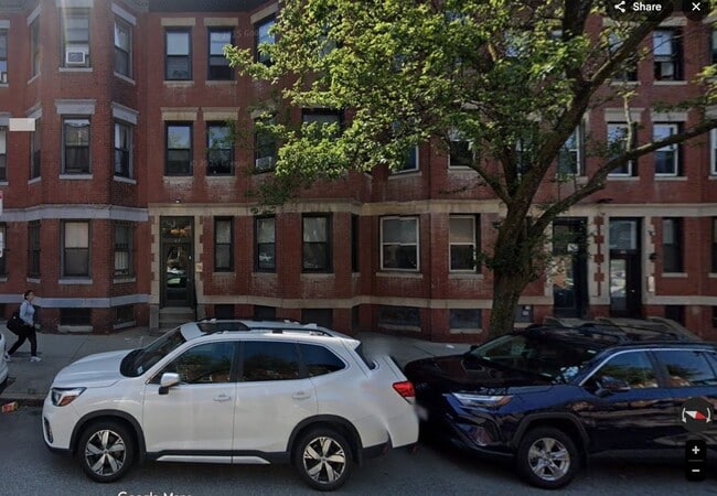 Building Photo - 1Br/1Bth apartment available Feb 1st! Public transportation, close to shops and restaurants!