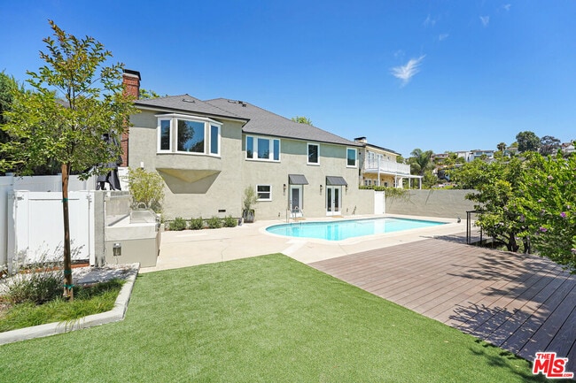 Building Photo - 2383 Panorama Terrace