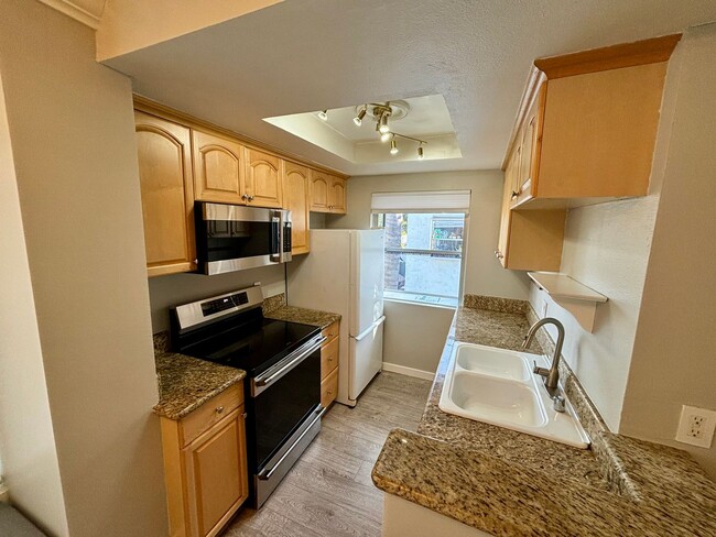 Beautiful 2 BD, 1.5 BA condo w/1 car detac... - Beautiful 2 BD, 1.5 BA condo w/1 car detac... Unit #9