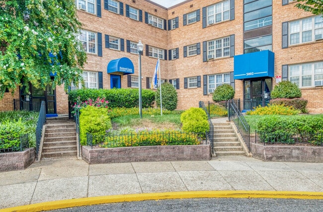 Building Photo - Huntwood Courts Rental