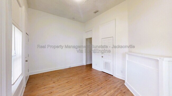 2332 Moncrief Rd