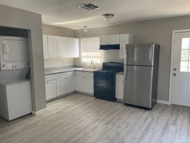 Photo - 206 Marmok Ave