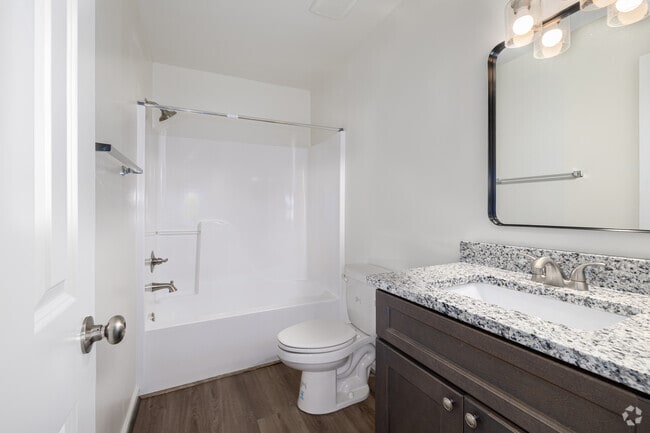 2BR 2BA, 1040SF, Classic - Bathroom