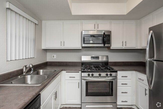 2BR, 1BA - 861 SF