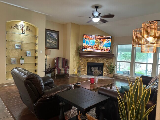 Photo - 1604 Canyon Oak