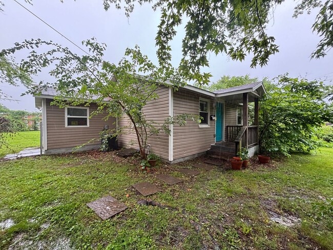 Adorable 2 Bedroom 1 Bathroom Home!! - Adorable 2 Bedroom 1 Bathroom Home!!