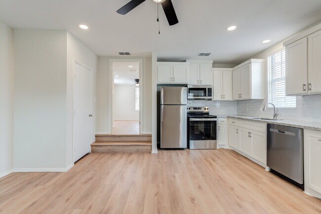 Photo - Charming & Private Fully Remodeled Studio Backhouse! Unidad Rear