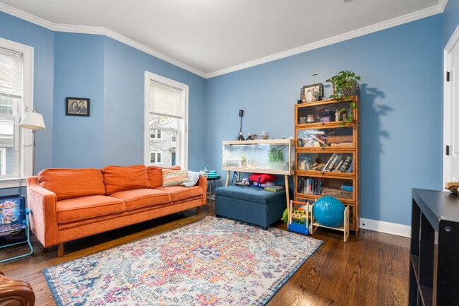 Building Photo - 166 Boylston St Unit 1