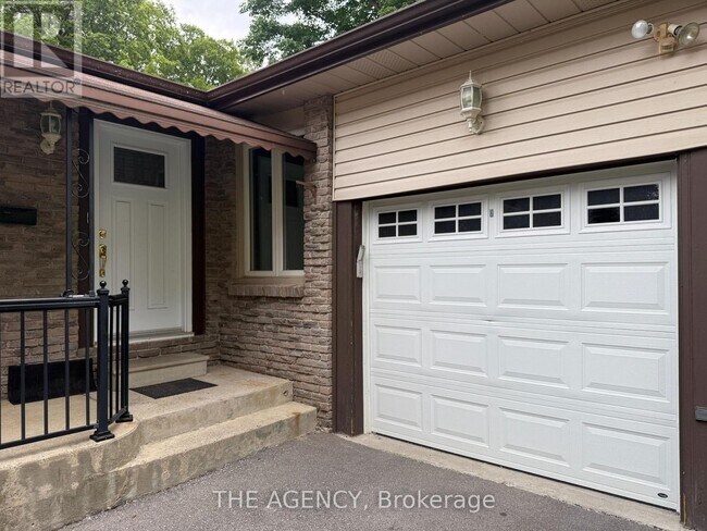 Photo - 323 Waratah Ave