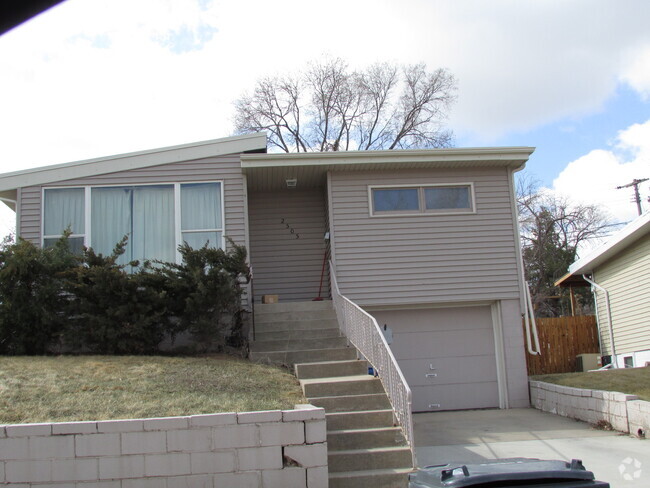 Building Photo - 2 BEDROOM | 1 BATH | GARAGE | WEST Rental