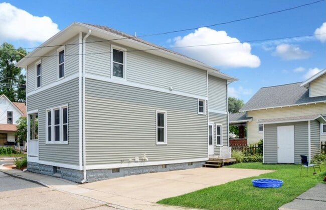 Photo - 916 Zeeland Ct NE