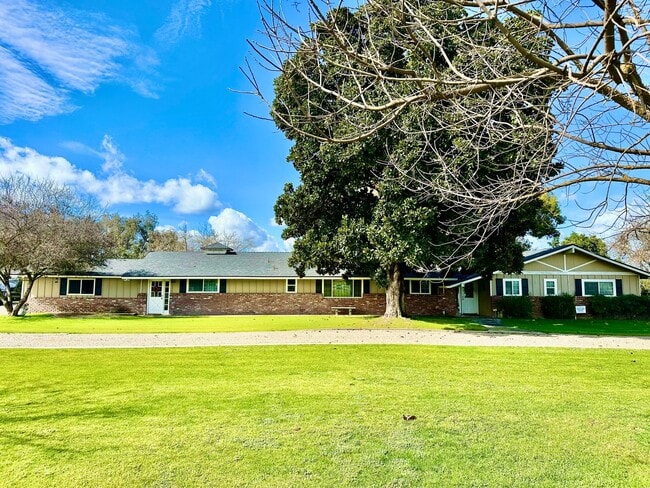 Building Photo - Gorgeous 4/3 Country Estate with 2000sf Barn