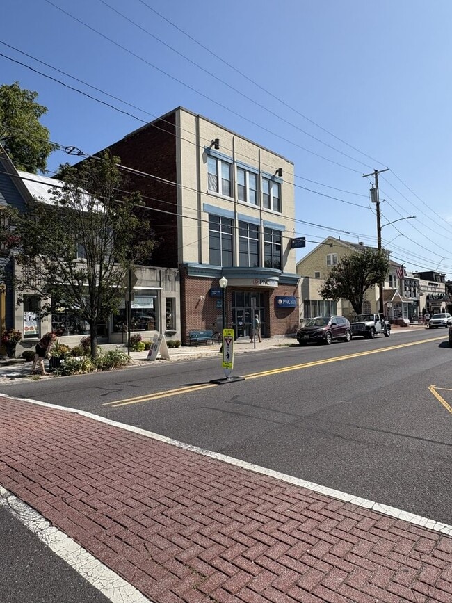 Building Photo - COMING SOON - Cozy Downtown Apartment in N...