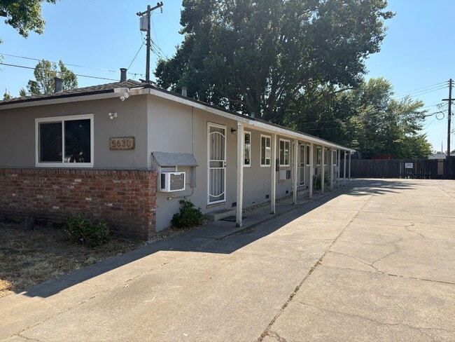 Building Photo - 5630 53rd St Unit #2