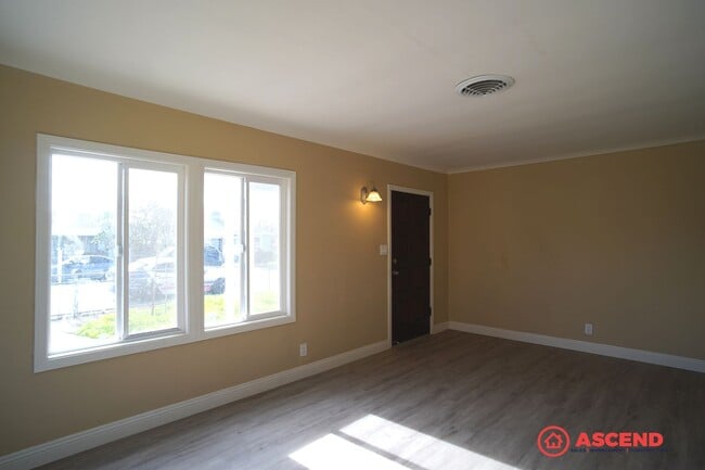 Photo - Adorable 4 Bedroom Bungalow!