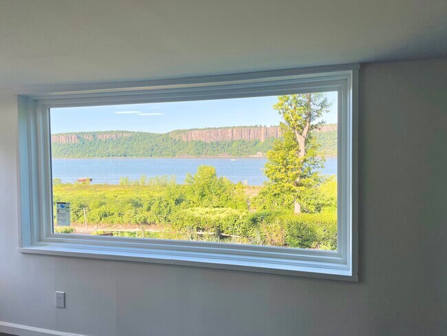 Iconic views - 395 Warburton Ave Unidad 3