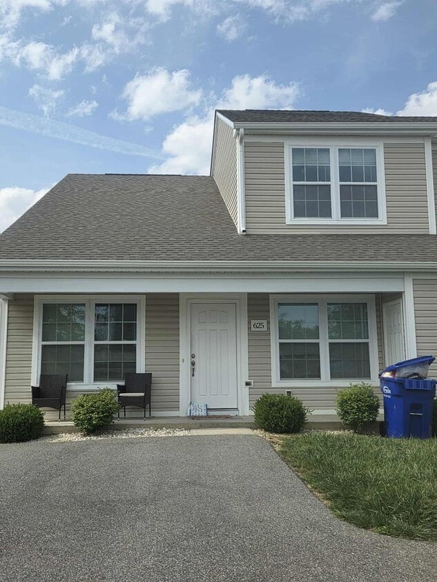 Photo - 625 Pin Oak Drive | 3 Bed 2 Bath Townhome | August 14th