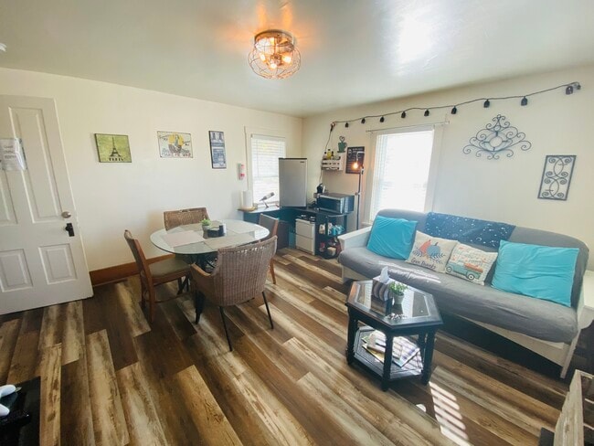 Photo - 931 S Van Buren St