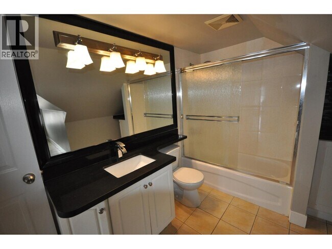 Photo - 7505 Kingsway