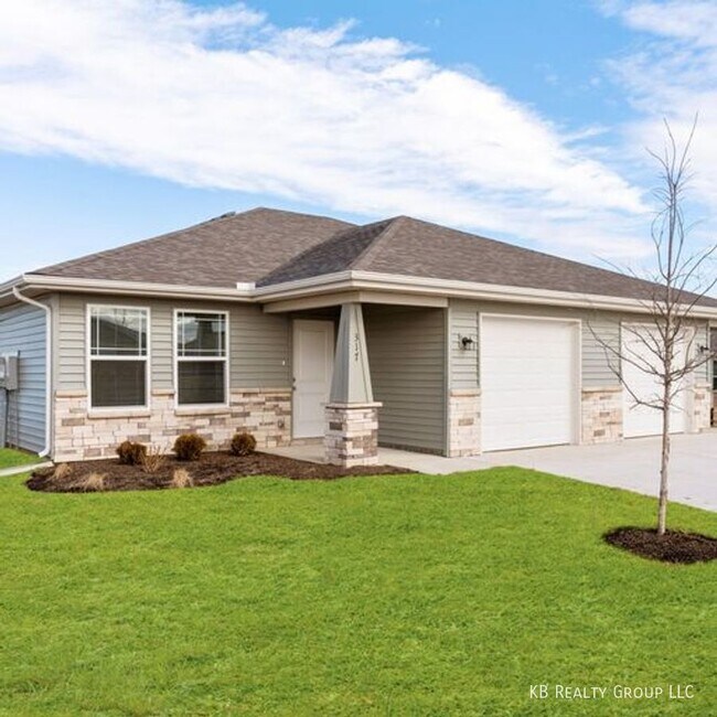 Photo - Newer 3 Bed Single Level Duplex in Blue Sp...