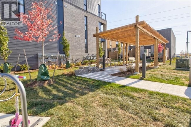 Photo - 261 Woodbine Ave