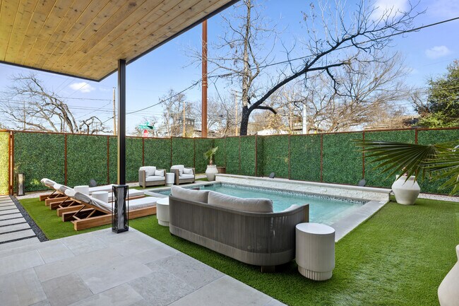 Photo - 1304 Comal St