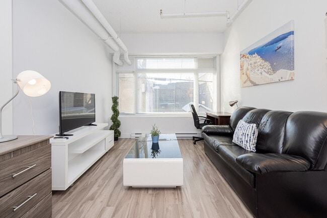 Building Photo - 6552 Av. De Chateaubriand Unit SI ID1261771P