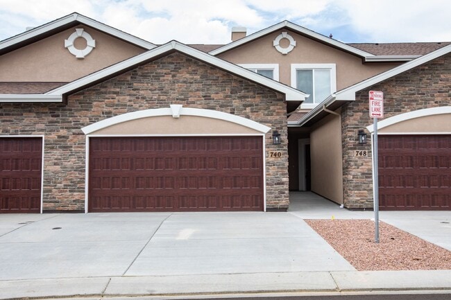 Building Photo - Luxury 3BR Townhome in The Villas at North...