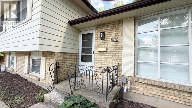 Photo - 453 Castlegrove Blvd