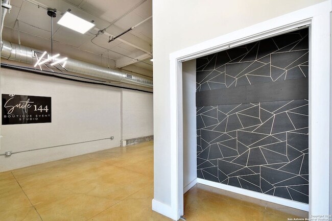 Photo - 3363 E Commerce St