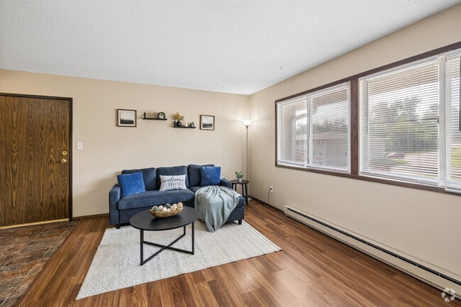 1BR, 1BA - 585SF - Living Room