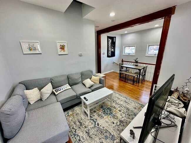 Photo - 460 E 7th St Unit 3