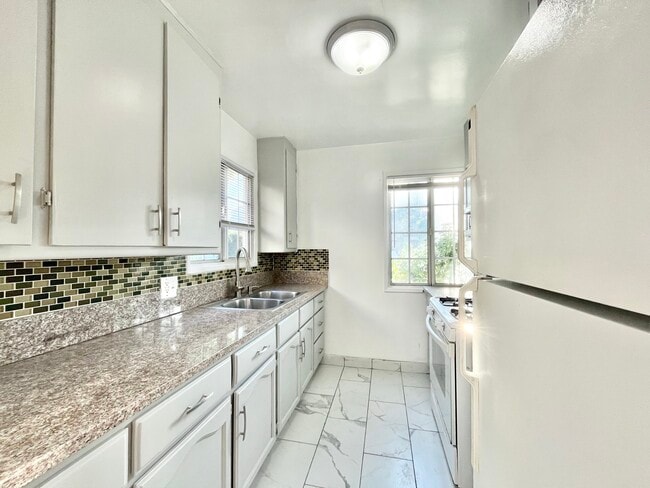 Building Photo - 1142 S Bedford St Unit 1 Rental