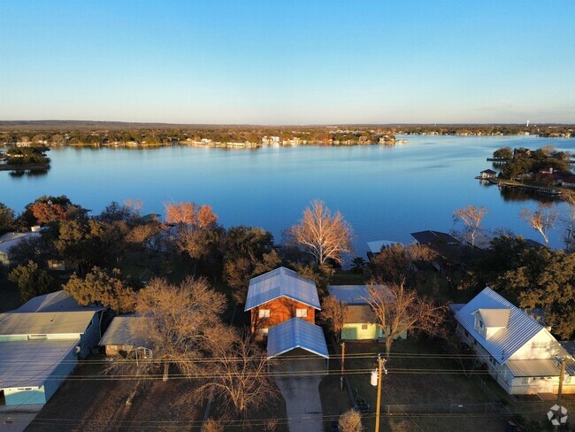 Building Photo - 405 W Lakeshore Dr Rental