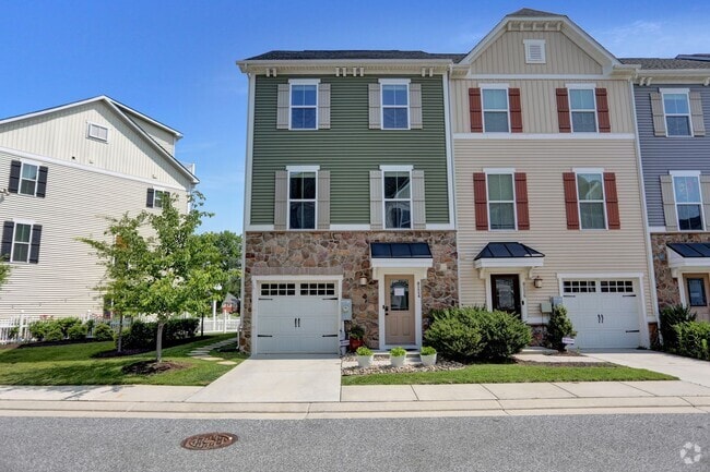 Building Photo - Stunning Townhome with Water Views!