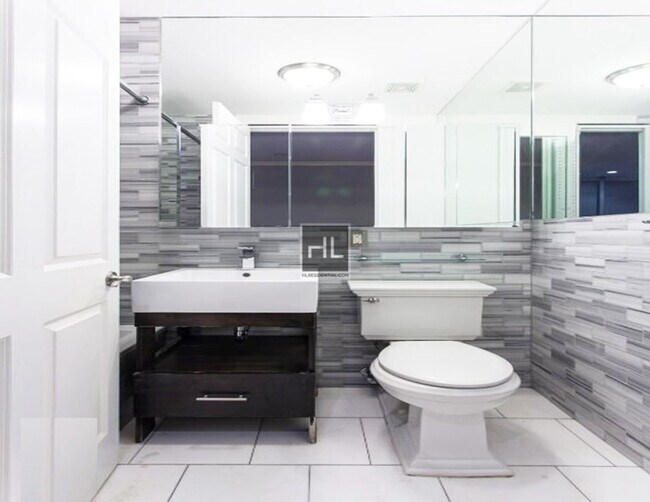 Photo - W 52ND ST. Unidad 1A