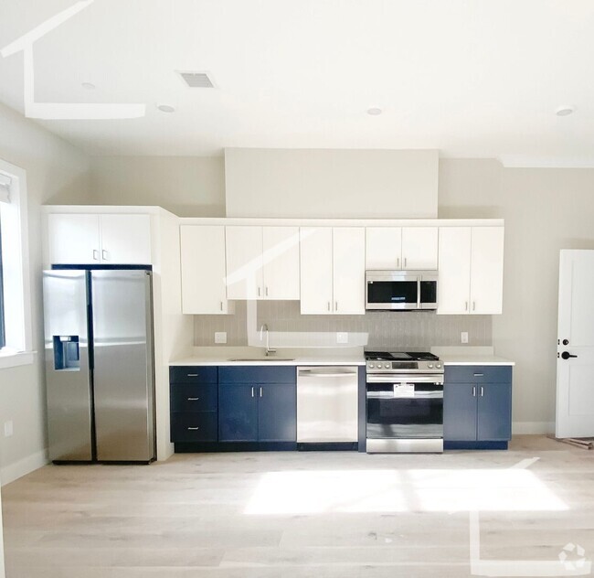 Building Photo - Renovated 3 bed and 2 bath with in unit la... Rental