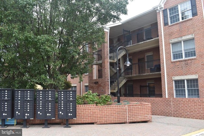Building Photo - 6924 Fairfax Dr Unit 300 Rental