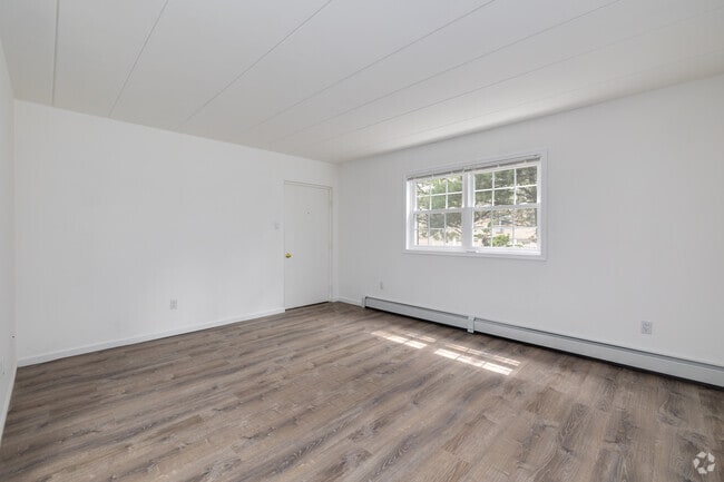 Living Room - 2Bd, 1Ba, w shared Garage/Basement, 800-850SF - Southgate Commons