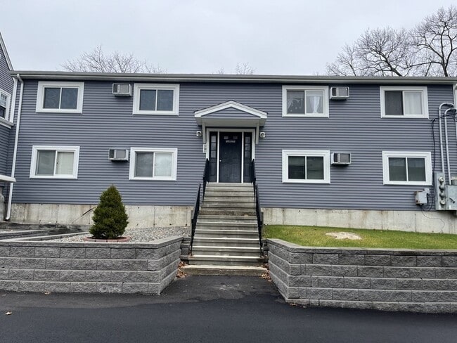 Building Photo - 210-214 Middle St Unit d