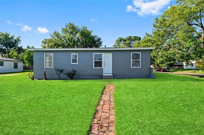 Photo - 710 13th St N