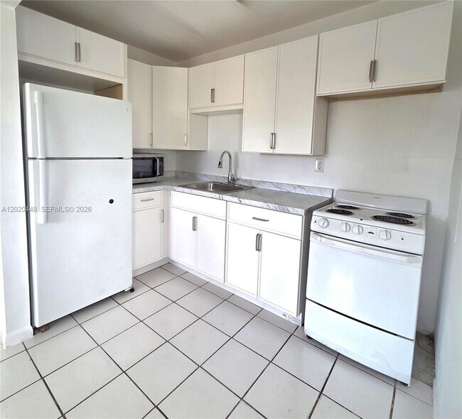 Building Photo - 4030 SW 61st Ave Unit 6