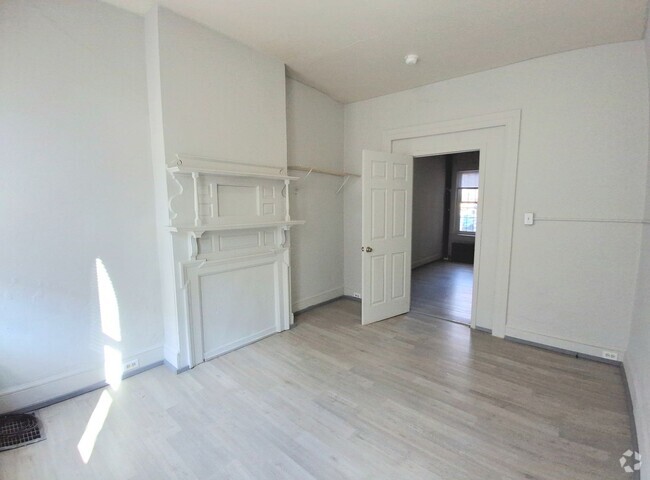 Building Photo - 221 S Pine St Unit APT #1