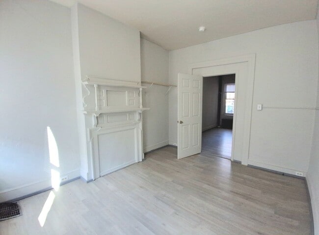 Building Photo - 221 S Pine St Unit APT #1