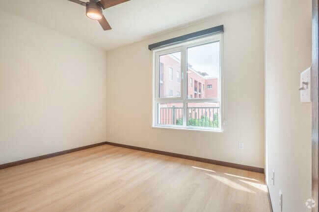 1BR, 1BA - 757SF - Bedroom