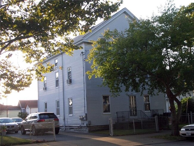 Building Photo - 427 High St Unit 3